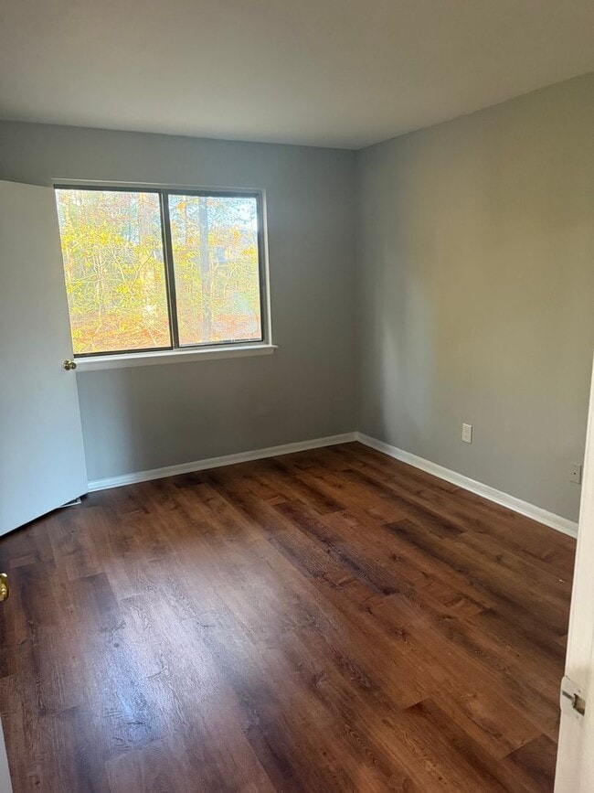 Building Photo - 1 Bedroom, 1 bathroom first floor apartmen...