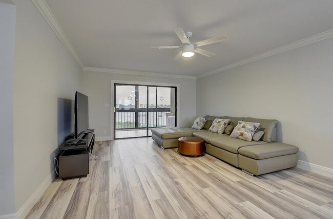 Building Photo - 7076 Huntington Ln