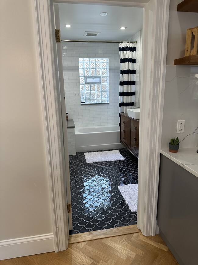 Building Photo - 2030 W Estes Ave