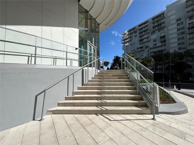 Building Photo - 175 SE 25th Rd