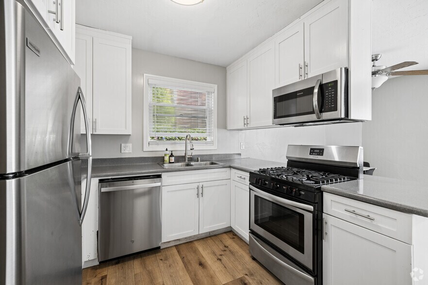 5BR, 3BA - 1,486SF - Kitchen - 2620 Regent