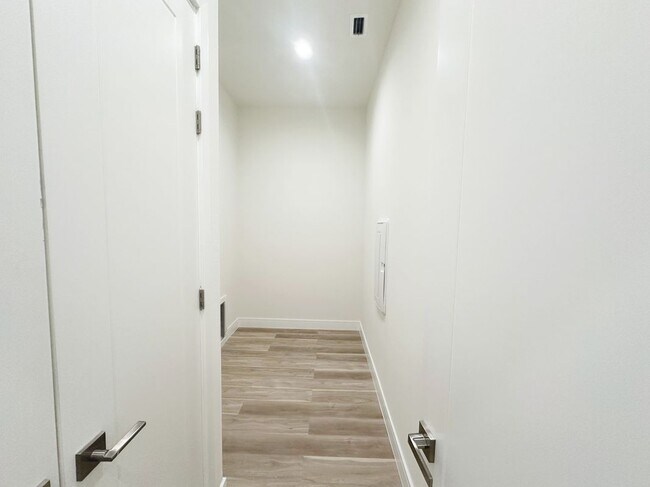 Building Photo - 15561 Aldama Cir