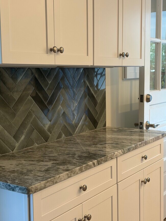 Building Photo - 305 12th Ave