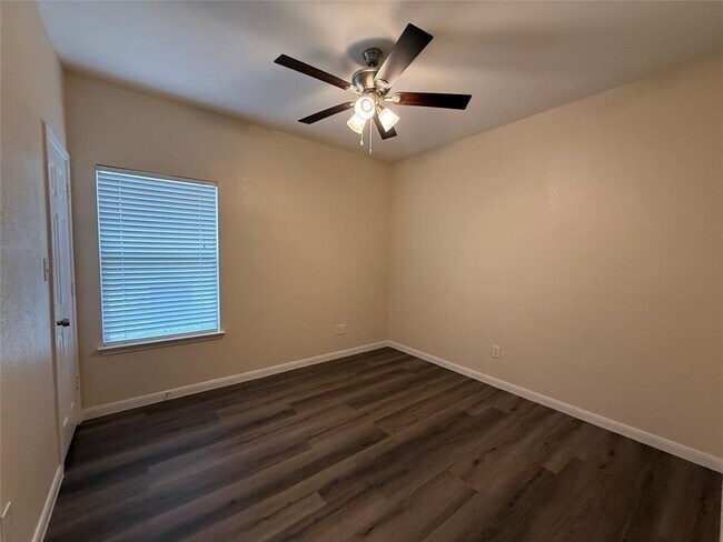 Building Photo - 303 Kates Way