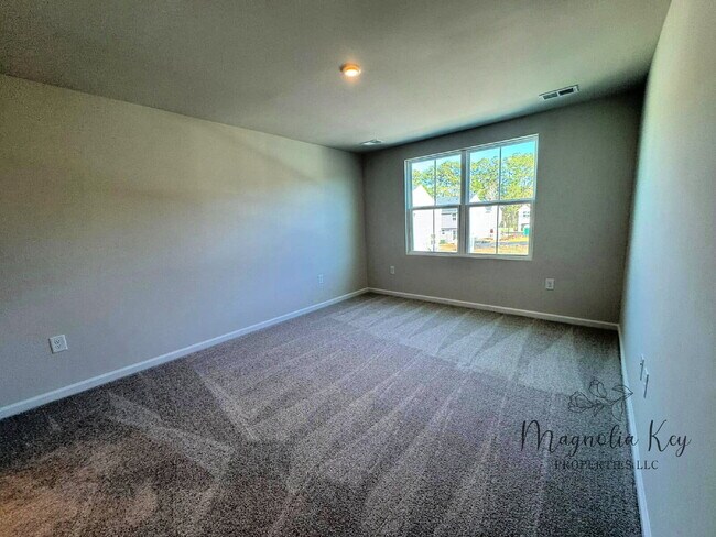 Building Photo - New 3 bed 2.5 bath Townhouse in Forestbrook