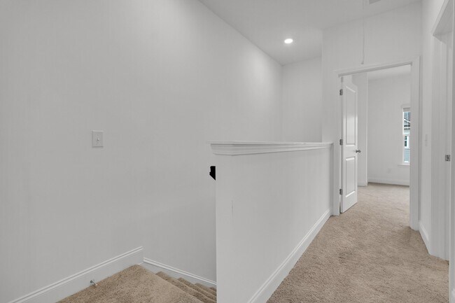Building Photo - 502 Twin Rivers Dr
