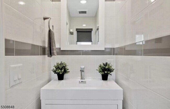 Building Photo - 5 W 19th St