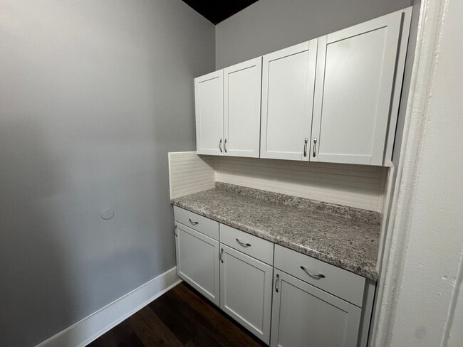 Building Photo - Updated 3 Bedroom Home in Moline