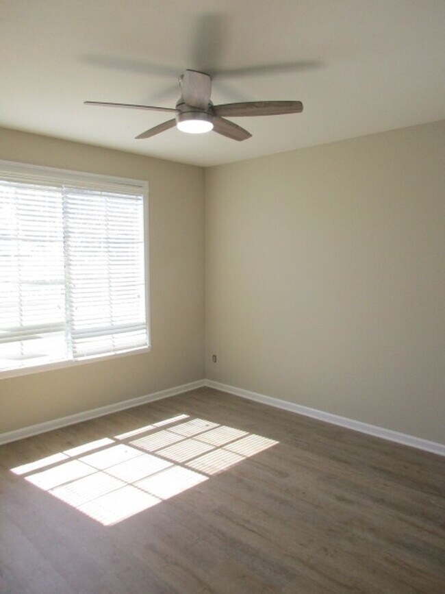 Building Photo - Mira Mesa - Canyon Bluff Complex - 2 Bed 2...