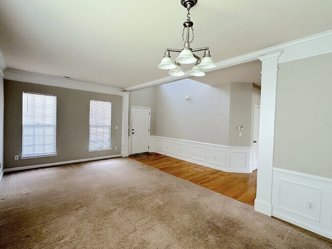 Building Photo - Well maintained 4 bedroom home with a golf course view!