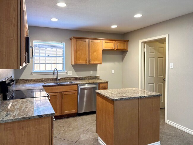 Building Photo - 4 Bedroom / 2 Bath / 2 Car Garage