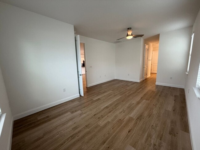 Building Photo - Beautiful 4 bedroom 2 bathroom home