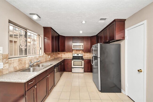 Building Photo - 3009 Beecave Dr