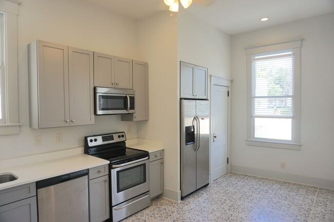 Building Photo - 4 BED | 2 BATH | DOWNSTAIRS APARTMENT IN T...