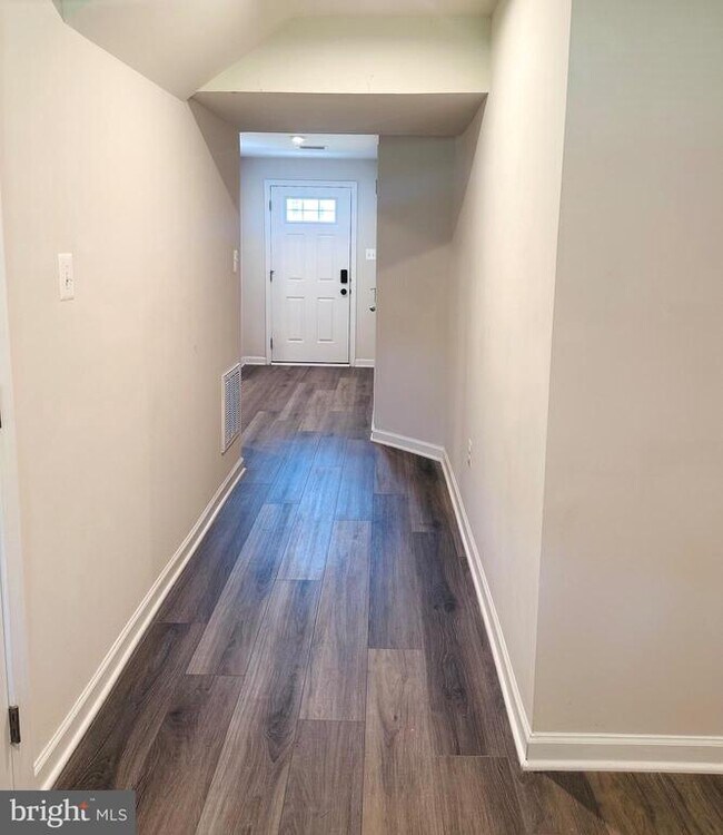 Building Photo - 303 Bait Rd