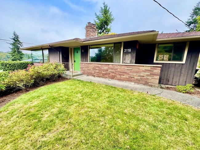 Primary Photo - Large Mid-Century Home in Magnolia!
