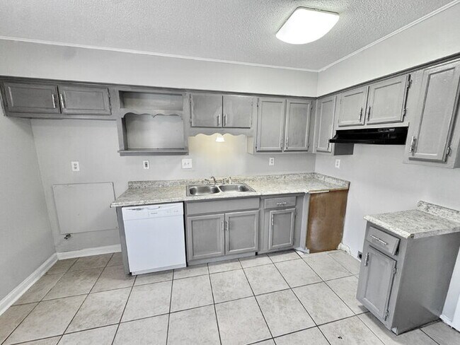 Building Photo - 3600 Pembrook Dr