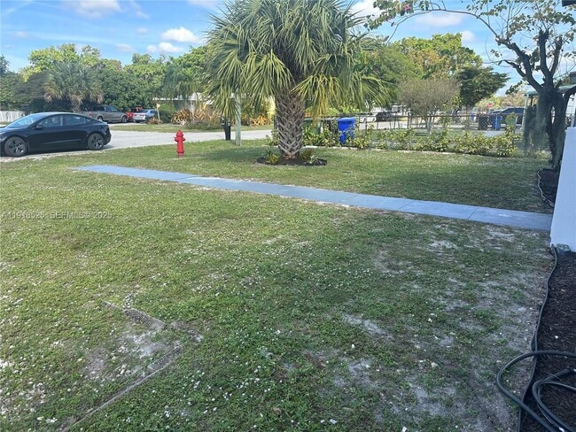 Building Photo - 1308 NW 13th Ct