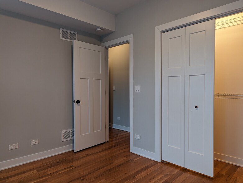 Building Photo - 2203 W Eastwood Ave