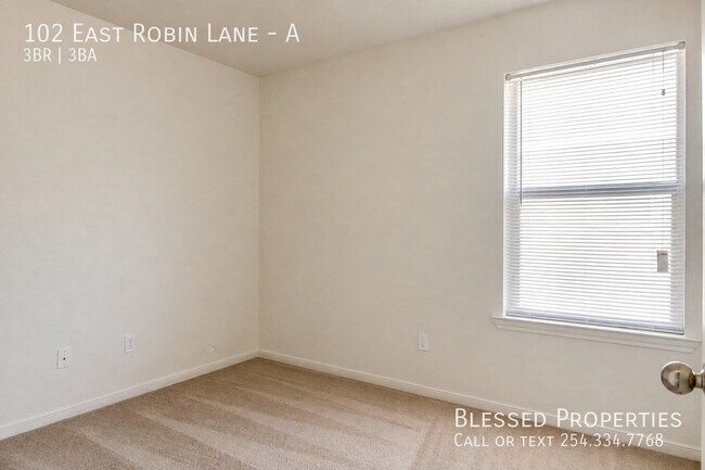 Building Photo - 102 E Robin Ln
