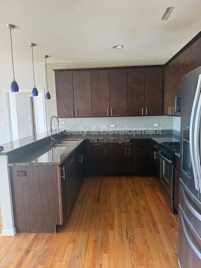 Building Photo - 2520 S Oakley Ave