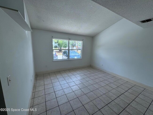 Building Photo - 4230 Mt Vernon Ave