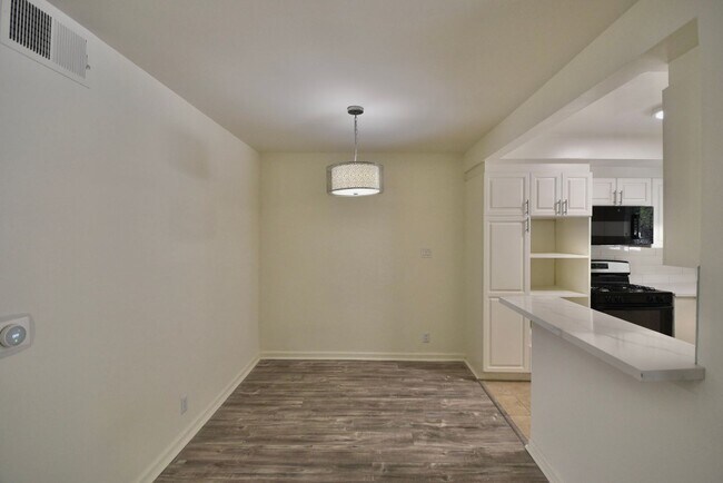 Building Photo - 14706 Dickens St