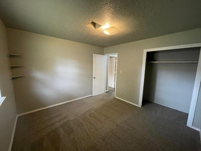 Building Photo - 2 Bedroom Duplex Close to Campus