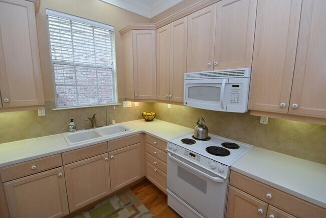 Building Photo - 6841 Staffordshire Blvd