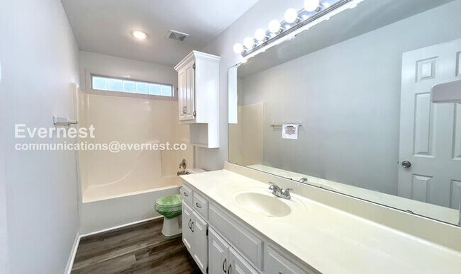 Building Photo - 1403 Rolling Dr