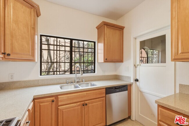 Building Photo - 1492 Silver Lake Blvd