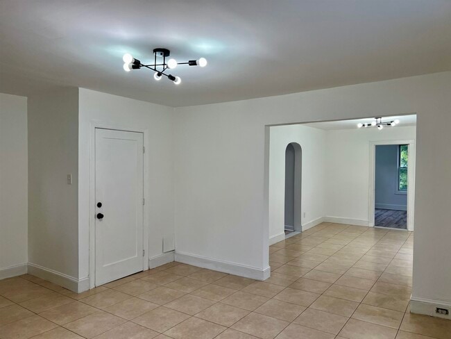 Building Photo - 22 E 39th St