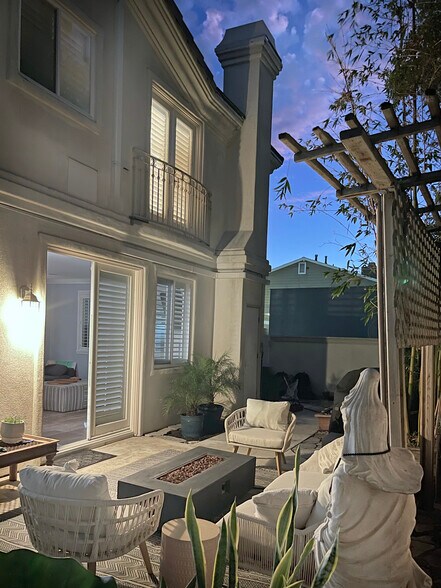 Firepit Back Patio - 2111 Nelson Ave