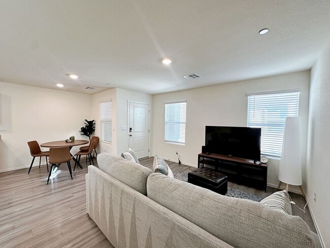 Building Photo - FURNISHED 3 BEDROOM + LOFT TOWNHOME WITH 2 CAR GARAGE