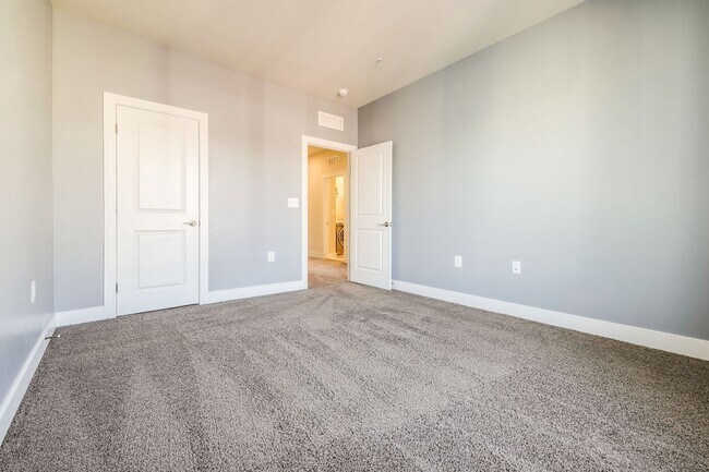 Building Photo - Updated 3br/2.5ba Condo Townhome Alexandria Walk to Metro