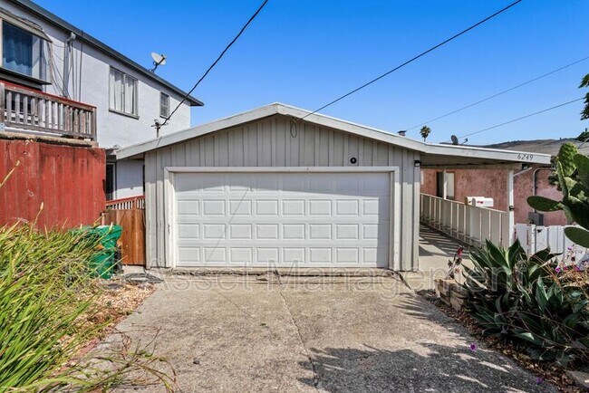 Primary Photo - 6249 Highland Ave