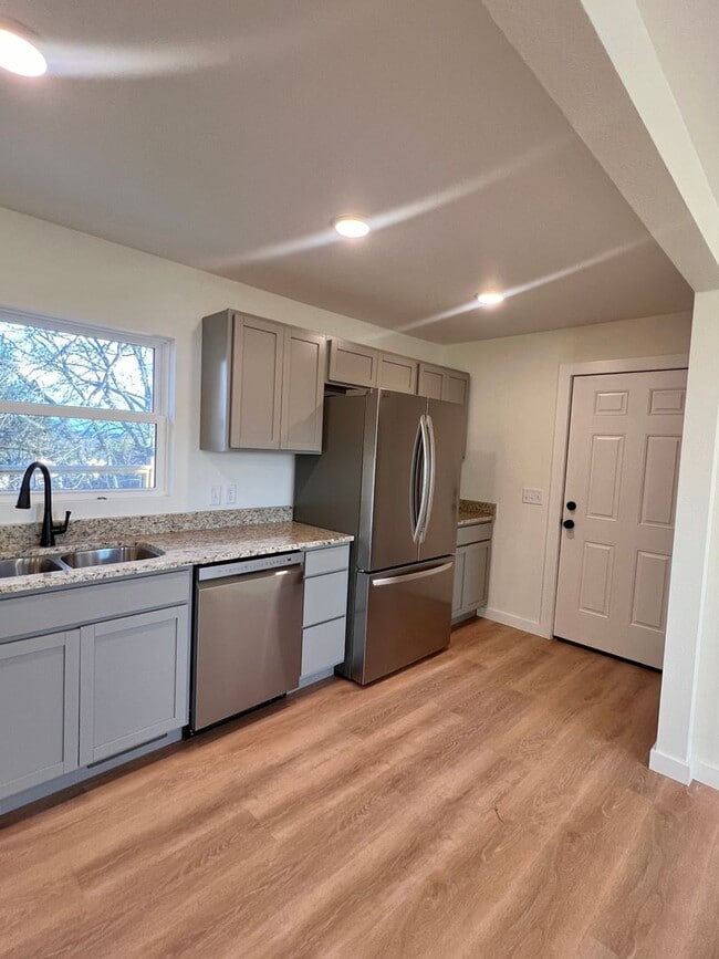 Building Photo - Newly Renovated Modern Cottage in Sevierville, TN — 2 Bed, 2 Bath, Open-Concept Living