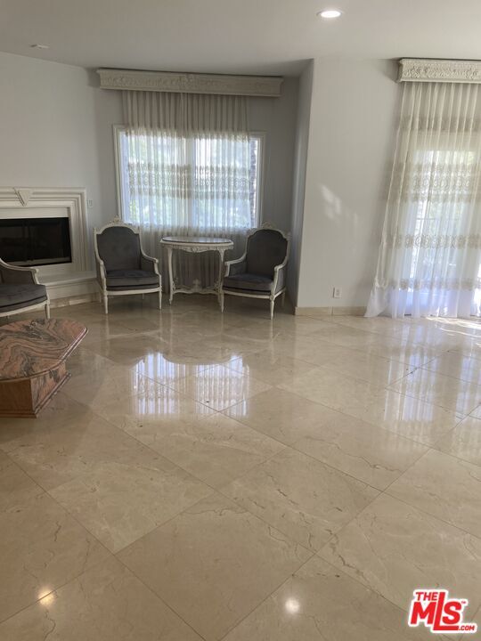 Building Photo - 435 Arnaz Dr