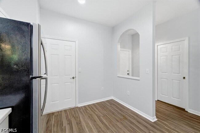 Building Photo - 3630 Pine Oak Cir