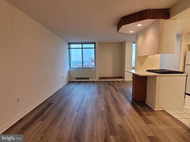 Building Photo - 604 S Washington Square