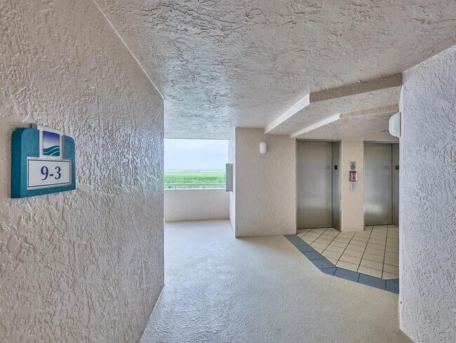 Building Photo - 5051 N Hwy A1A