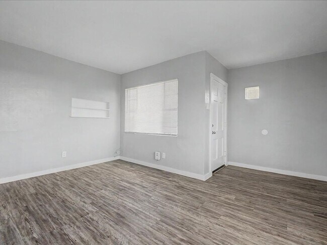 Building Photo - 2122 N Forgeus Ave