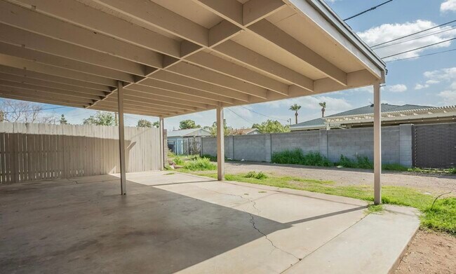 Building Photo - 1023 E Mariposa St