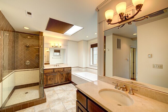 Building Photo - 2bd/2.25ba Seattle Townhome