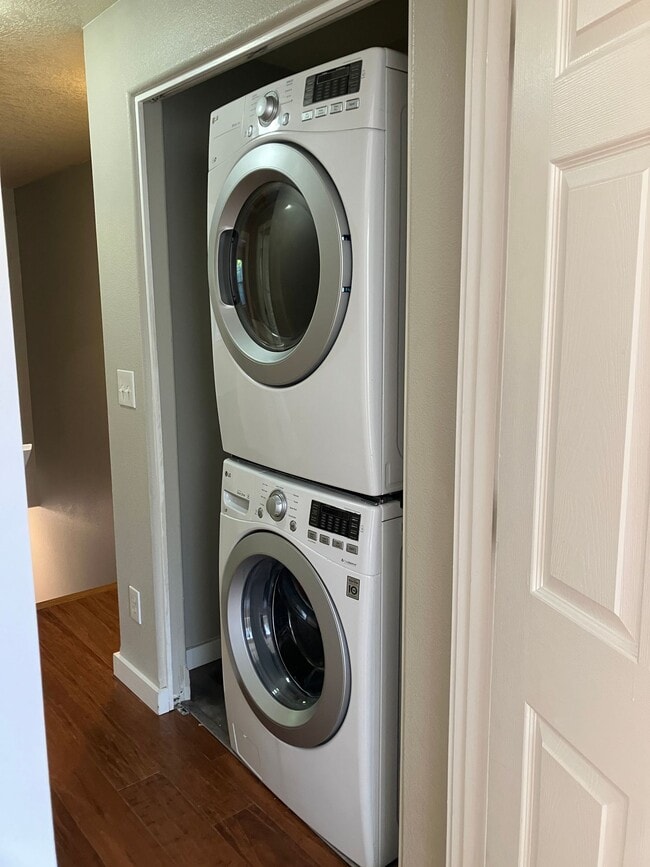 Building Photo - Townhouse, 1.5 bath, w/d in unit, private back patio, all dogs welcome!