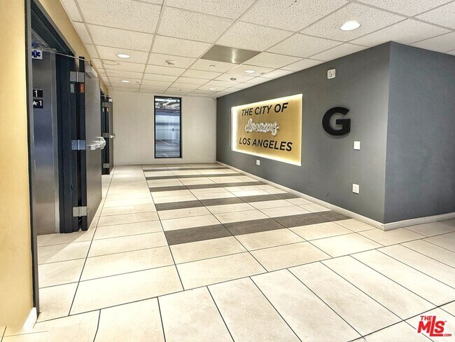 Building Photo - 723 S St Andrews Pl