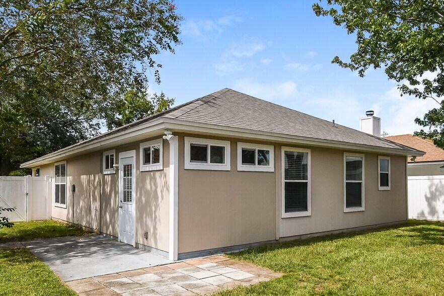 Building Photo - 4390 Hanging Moss Dr