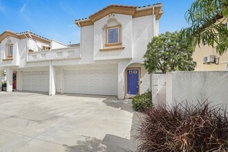 Building Photo - Spacious 3 Bedroom 2.5 Bath Available Now!