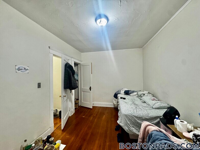 Building Photo - 231 Park Dr
