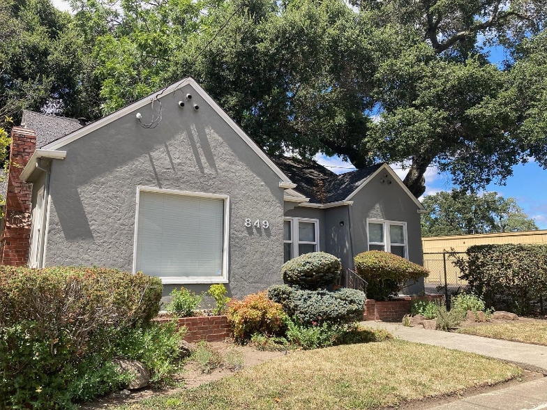 Building Photo - 849 5th St